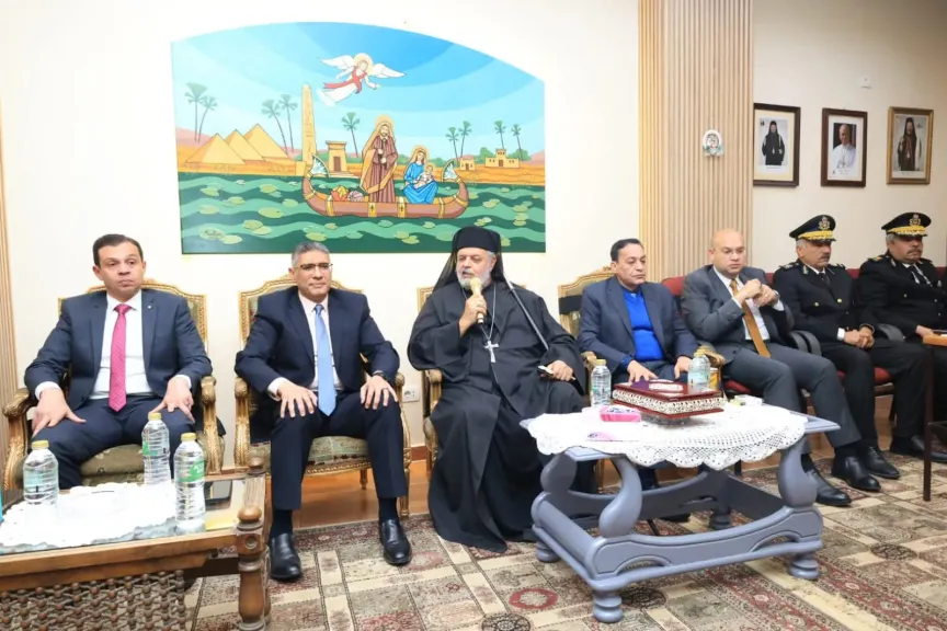 محافظ الجيزة يزور الكنيسة الكاثوليكية لتهنئة الأقباط بعيد الميلاد المجيد