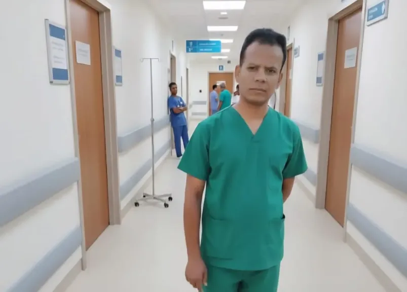 فيها حاجة حلوة.. ممرض يقدم الخدمات العلاجية لكبار السن والصغار داخل منازلهم في قنا: رأفة بالمرضى الغير قادرين