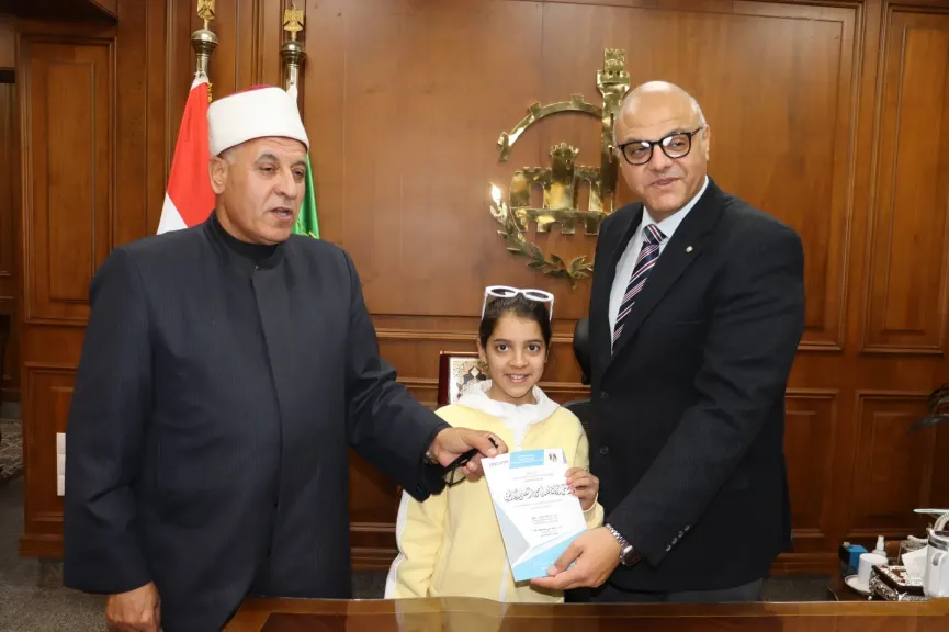 في استجابةً فورية.. محافظ القليوبية يستقبل الطفلة الفلسطينية ”ريتاج” لإنهاء إجراءات التحاقها بالمعاهد الأزهرية
