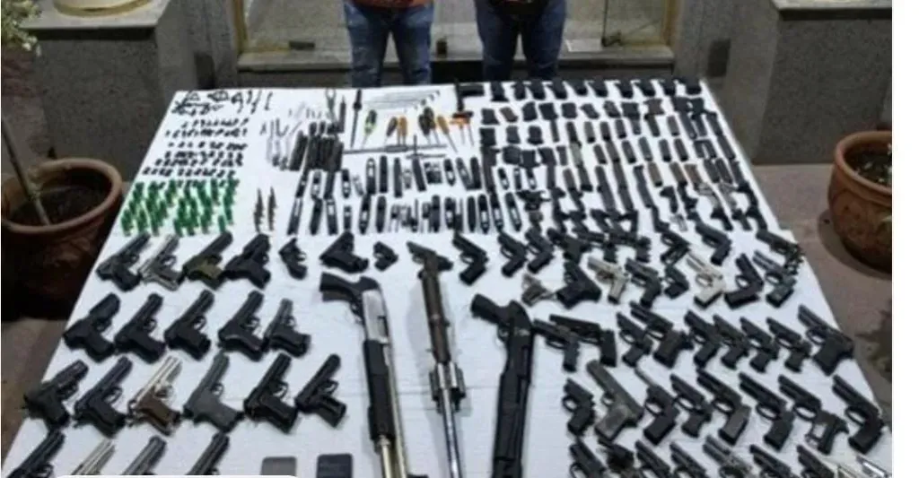 57 سنجة و12 قطعة طبنجة وبندقية.. ضبط 4 أجولة أسلحة نارية داخل ورشة تصنيع سلاح وذخيرة في قنا