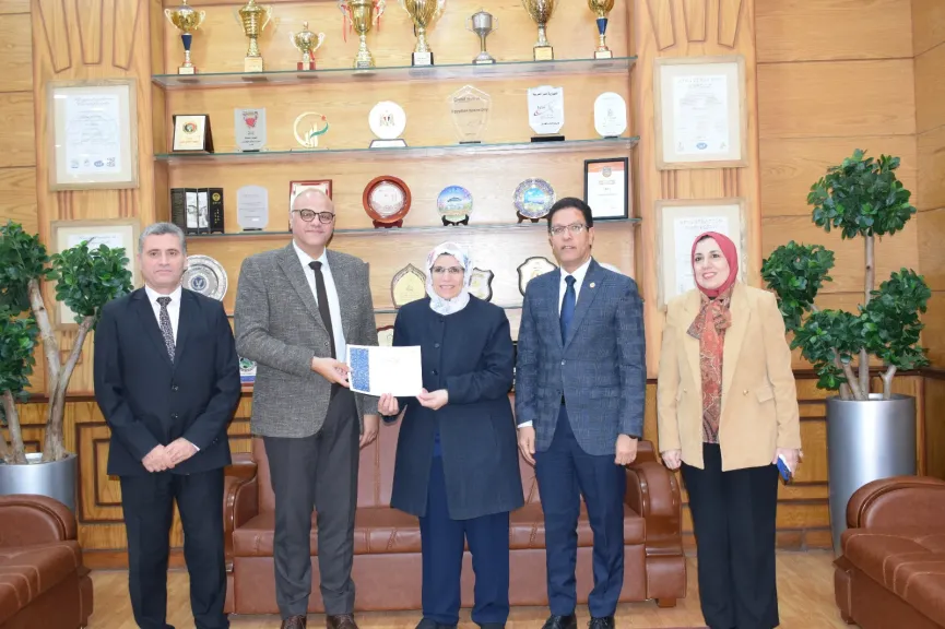 مجلس جامعة بنها يكرم الكليات الفائزة بمسابقة أفضل المواقع الإلكترونية