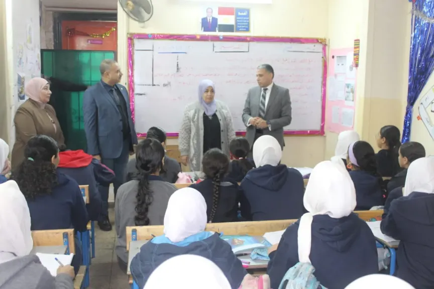 في جولة ميدانية... «عطية» يتابع انتظام الدراسة ويتفقد حضور الطلاب بمدارس الدقي والعجوزة