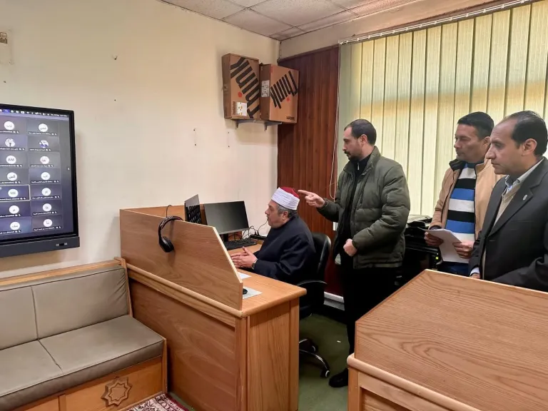 رئيس «المعاهد الأزهرية» يتابع استعدادات امتحان الصف الأول الثانوي على المنصة اليابانية