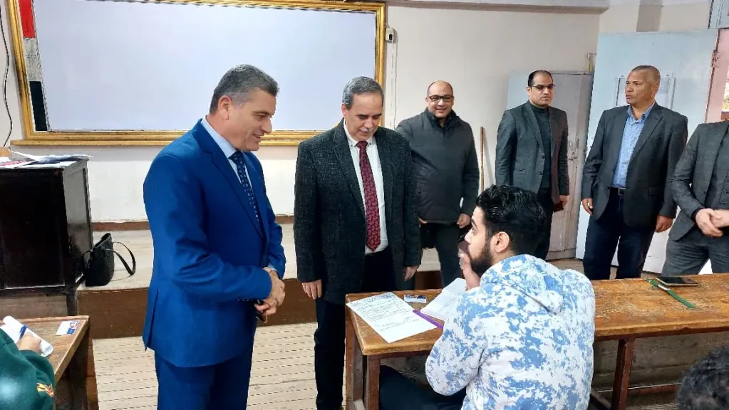 نائب رئيس جامعة بنها يواصل جولاته ويتفقد امتحانات الفصل الدراسي الأول بكلية العلوم