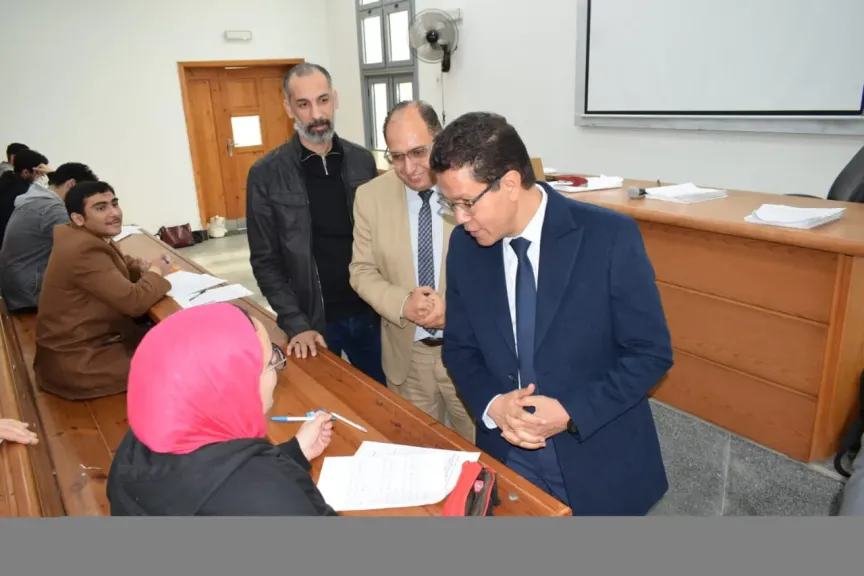 رئيس جامعة بنها يتفقد سير امتحانات كلية الحقوق بجامعة بالعبور.. ويشيد بإلتزام الطلاب