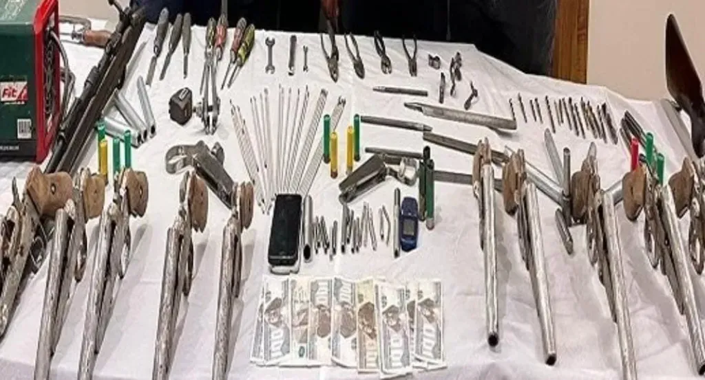 4 أجولة سلاح أبيض وآلي.. حبس مدرس بتهمة تحويل منزله لترسانة صناعة الأسلحة والذخائر في قنا