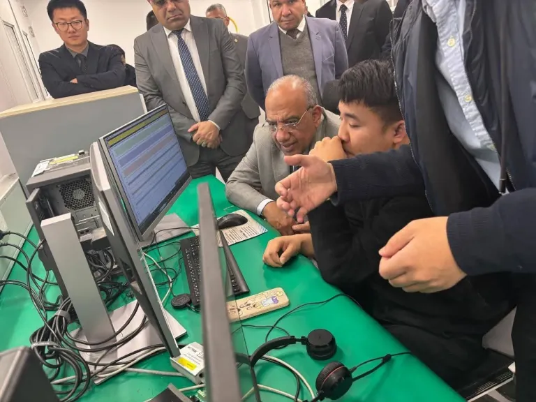 وزير الكهرباء يزور معامل هواوي لحلول تخزين الطاقة وتطبيق الذكاء الاصطناعي