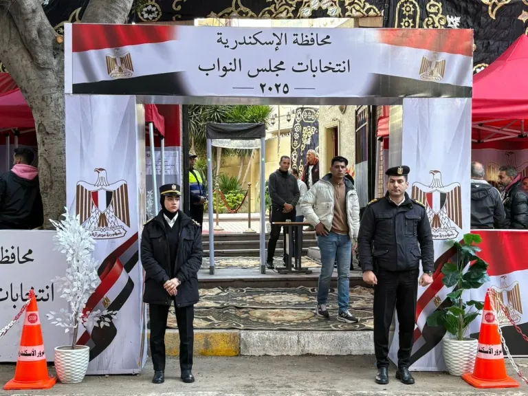 لجان الاقتراع تفتح أبوابها استعدادًا لاستقبال الناخبين في جولة الإعادة بالرمل