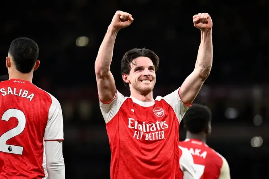 آرسنال يستعيد صدارة الدوري الإنجليزي بفوزه على برايتون 2-1