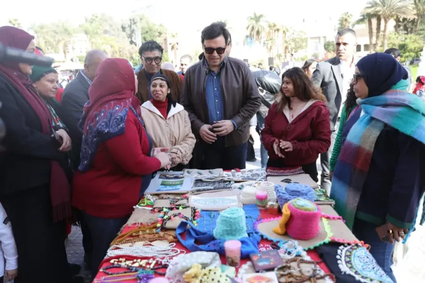 وزير الثقافة يتفقد مهرجان «كريسماس بالعربي» ويشيد بعروض الكورال والأوركسترا