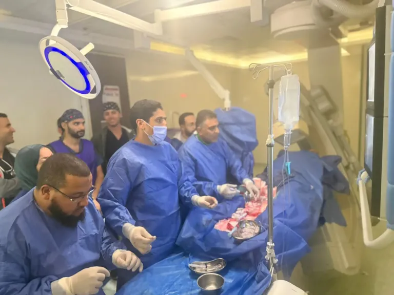 الصحة: خبير دولي يُجري 4 قساطر قلبية بالغة التعقيد مجانًا بمستشفى الشيخ زايد التخصصي