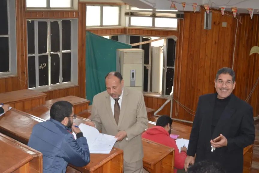 نائب رئيس جامعة الأزهر يتفقد امتحانات الصيدلة بنين وبنات بأسيوط