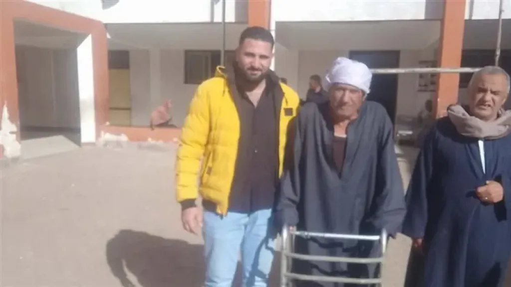 مسن يضرب مثالاً للوفاء الوطني في مدرسة أبودرة بشبراخيت