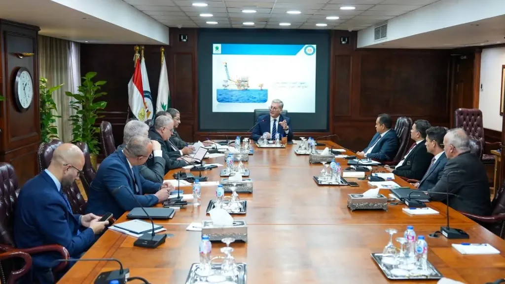 وزير البترول يعقد اجتماعا موسعا لمتابعة وتعجيل مشروعات زيادة إنتاج الغاز خلال العام الجديد
