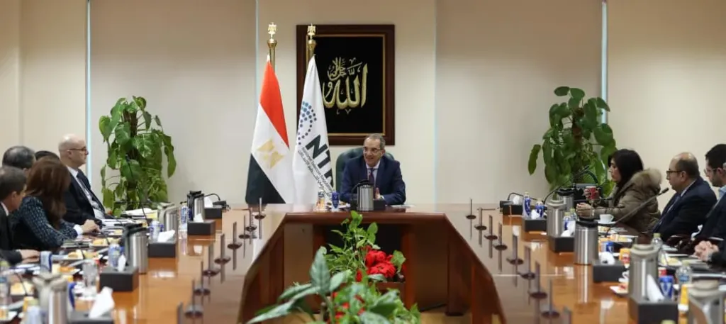 « طلعت» يجتمع بأعضاء لجنة صناعة الاتصالات بالجهاز القومى لتنظيم الاتصالات