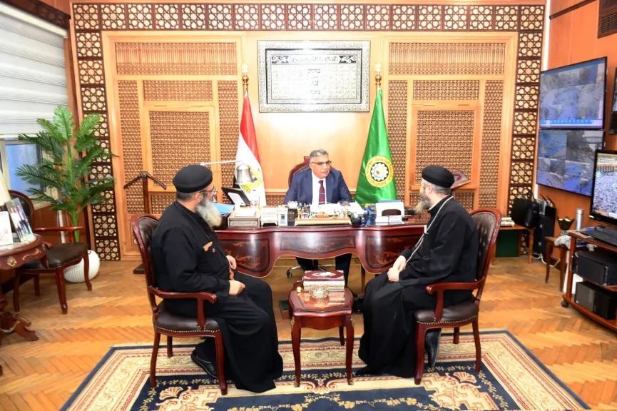 محافظ الدقهلية يستقبل وفد مطرانية الأقباط بميت غمر بمكتبه