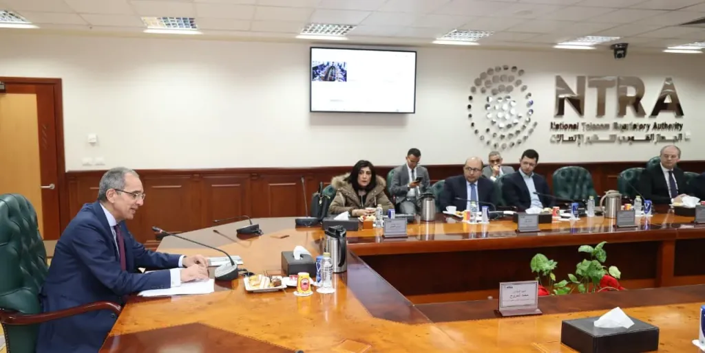 ” وزير الاتصالات ”يجتمع بأعضاء لجنة صناعة الاتصالات بالجهاز القومى لتنظيم الاتصالات