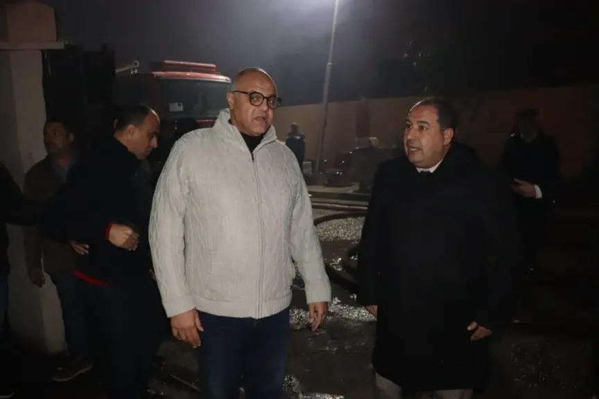 وصول ”مدير أمن القليوبية” لموقع حريق مخزن كراتين البيض بالعبور الجديدة