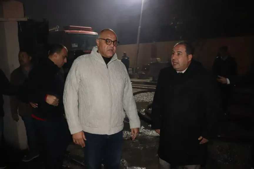 وصول ”مدير أمن القليوبية” لموقع حريق مخزن كراتين البيض بالعبور الجديدة