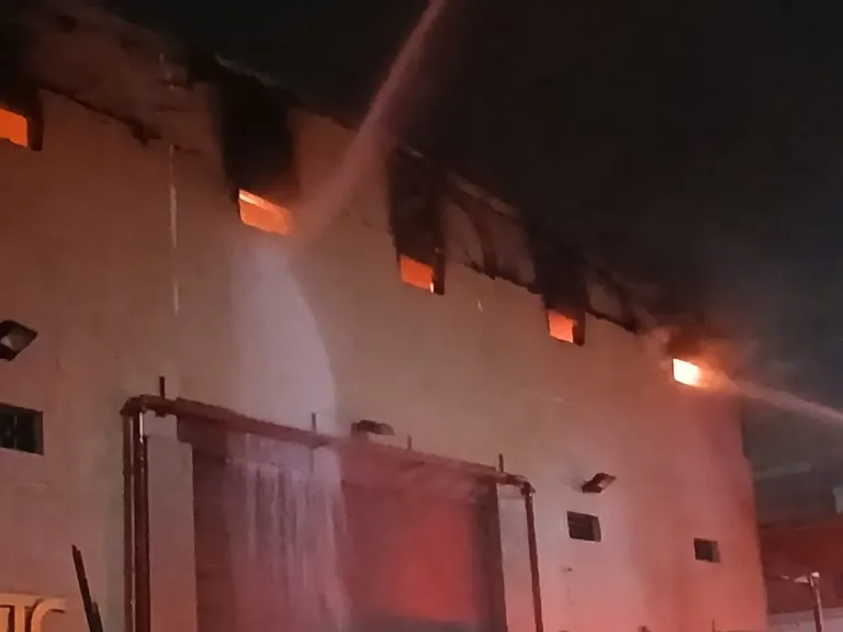 انتداب المعمل الجنائي لرفع آثار حريق مخزن كراتين البيض بالعبور الجديدة وبيان أسبابه