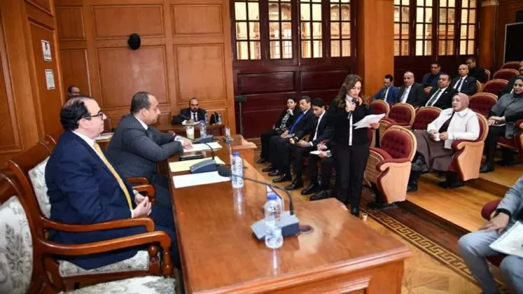 لجنة الإسكان بالشيوخ تبحث استكمال الطريق الصحراوي الشرقي ورفع كفاءة طرق شمال سيناء