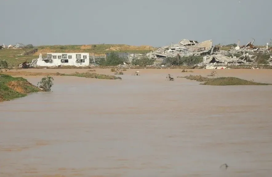 القوات الإسرائيلية تفتح مجرى وادي غزة وتغرق خيام النازحين بشكل متعمد