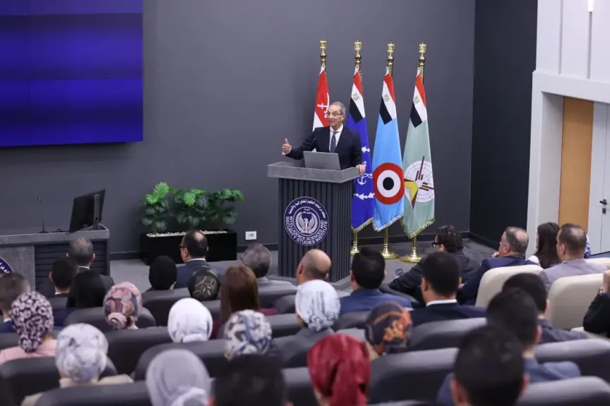 وزير الاتصالات يلتقى بملحقى الدفاع المرشحين للعمل بالسفارات المصرية بالخارج