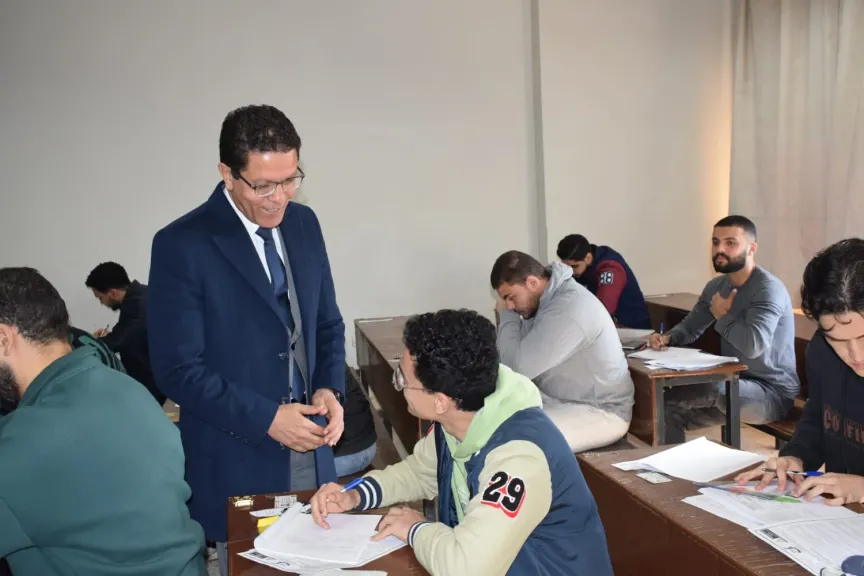 ”رئيس جامعة بنها” يتفقد سير الإمتحانات بكلية الهندسة بشبرا