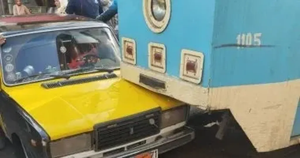 حادث تصادم بين ترام الرمل وتاكسي أجرة الإسكندرية