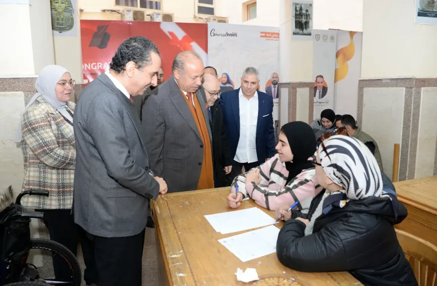 رئيس جامعة المنصورة يتفقد سير امتحانات الفصل الدراسي الأول بكليتي الآداب والتربية النوعية