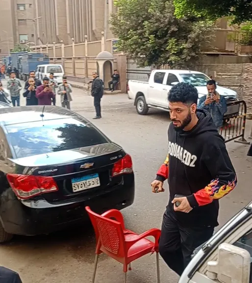 اللاعب ”علي جبر” يحضر جلسة محاكمة رمضان صبحي مساندًا له بشبرا الخيمة