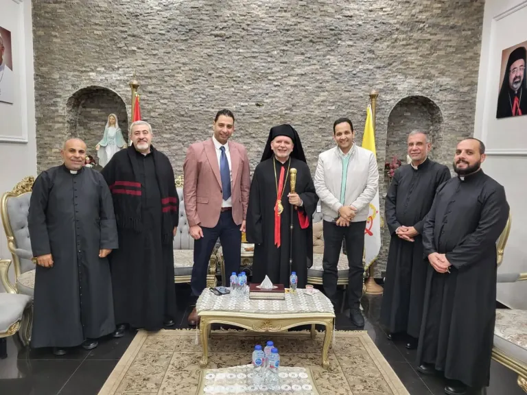 مطران الأقباط الكاثوليك يستقبل مسؤولي مكتب الأمن الوطني بالإسماعيلية للتهنئة بعيد الميلاد
