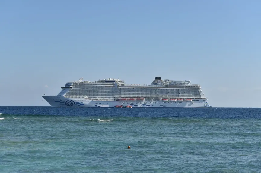 وصول السفينة العملاقة AROYA وعلي متنها 2073 سائح من 55 جنسية