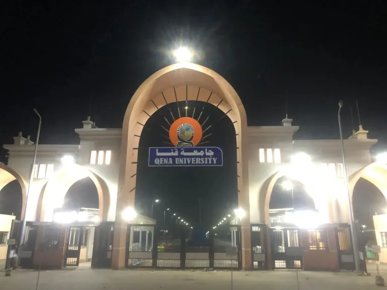 امتحن مكان صديقه خوفًا من رسوبه.. حبس طالبين بكلية علاج طبيعي جامعة قنا بتهمة انتحال صفة خلال الامتحانات