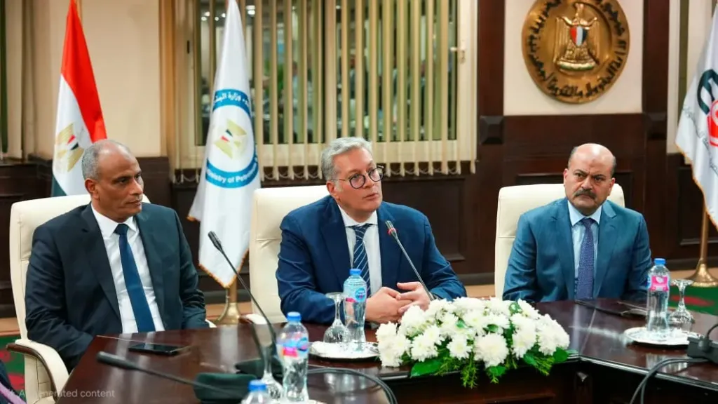 وزير البترول يُكرّم إبراهيم مكي ويشهد تسليم رئاسة «إيكم» لعلاء الدين عبد الفتاح