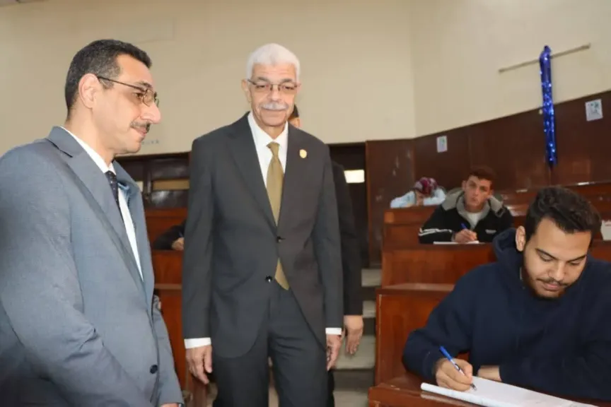 رئيس جامعة المنوفية يتابع امتحانات الفصل الدراسي الأول بكلية العلوم