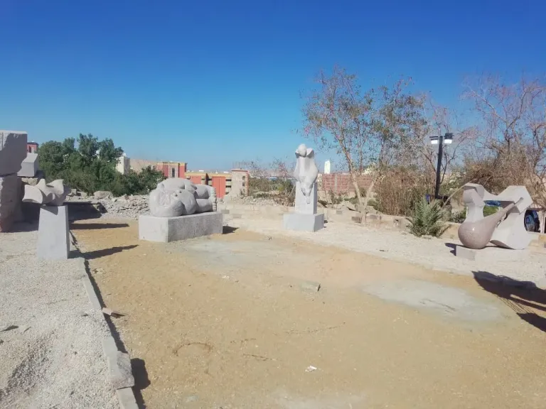 استعدادًا للدورة الثلاثين.. نقل منحوتات الدورة الـ29 من سيمبوزيوم أسوان إلى المتحف المفتوح