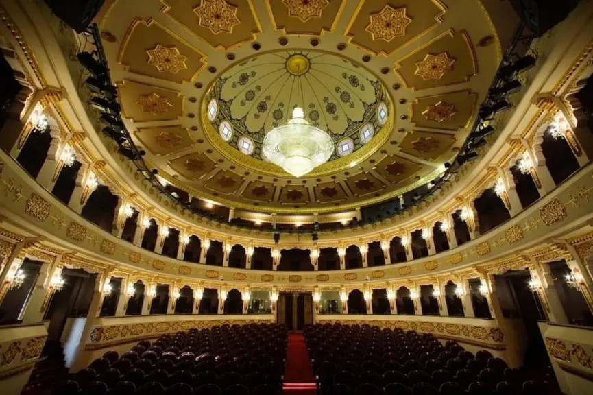 مسرح الدولة يحتفي بالأعياد.. عروض متنوعة تملأ مسارح القاهرة والإسكندرية احتفالًا برأس السنة وعيد الميلاد