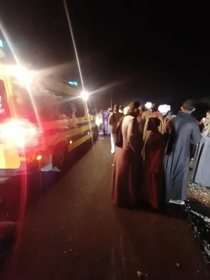 حالتهم خطيرة.. إصابة 3 شباب إثر حادث انقلاب موتوسيكل على صحراوي قنا
