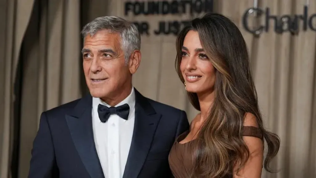 بعد منحهما الجنسية الفرنسية ”جورج كلوني وزوجته ” في مرمى انتقادات” ترامب ”