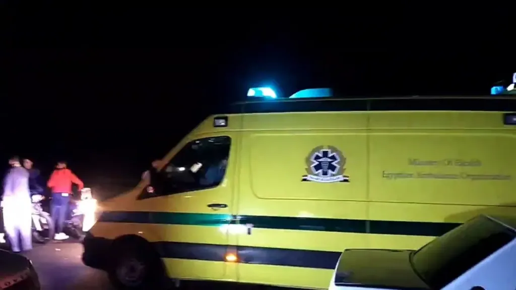بين الحياة والموت.. إصابة مدرس إثر حادث تصادم موتوسيكل مع سيارة في قنا