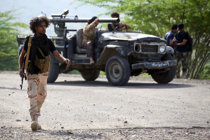 الانسحاب السلمي أو التصعيد العسكري.. محافظ حضرموت يحذر المجلس الانتقالي ويطالب بتسليم المعسكرات