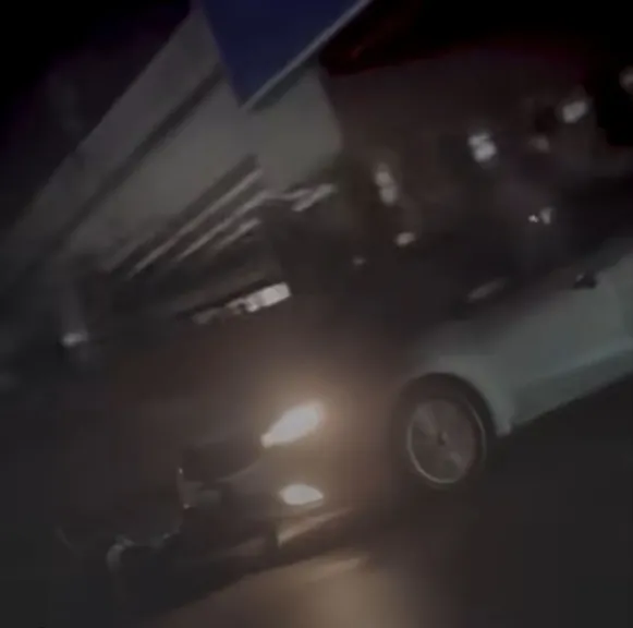 سيارة ملاكي تثير الذعر على طريق سريع بدفعها دراجة نارية أمامها وسط تطاير شرر كثيف