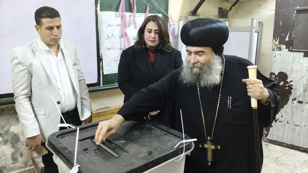 مطران أسيوط للأقباط الأرثوذكس يدلي بصوته في انتخابات مجلس النواب