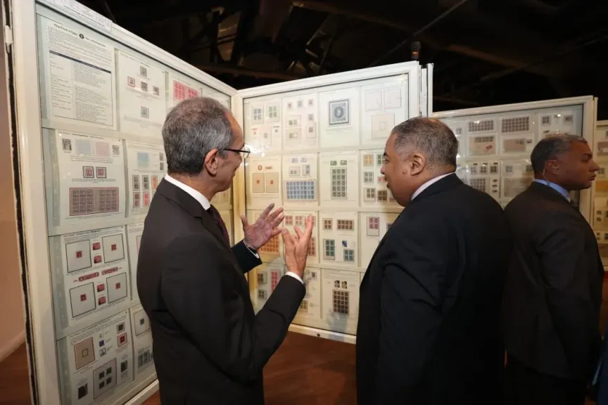 وزير الاتصالات يدشن طابع بريد تذكارى بمناسبة مرور 160 عامًا على إصدار أول طابع بريد مصرى