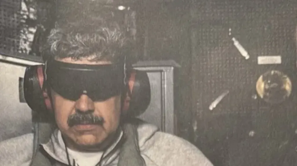 مادورو فى اول صورة له مكبل اليدين ومعصوب العينين..وترامب عملية الأعتقال أشبه ببرنامج تلفزيوني