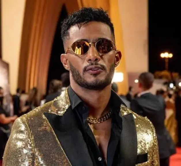 من الرياض .. محمد رمضان يستعرض مهاراته مع كرة كأس العالم قبل حفله بأستاد القاهرة