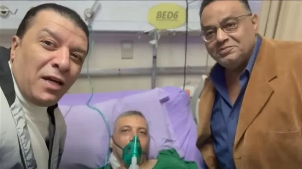 مصطفى كامل يزور منصور هندي في المستشفى بعد حادث السير ويطمئن الجمهور على حالته (فيديو)