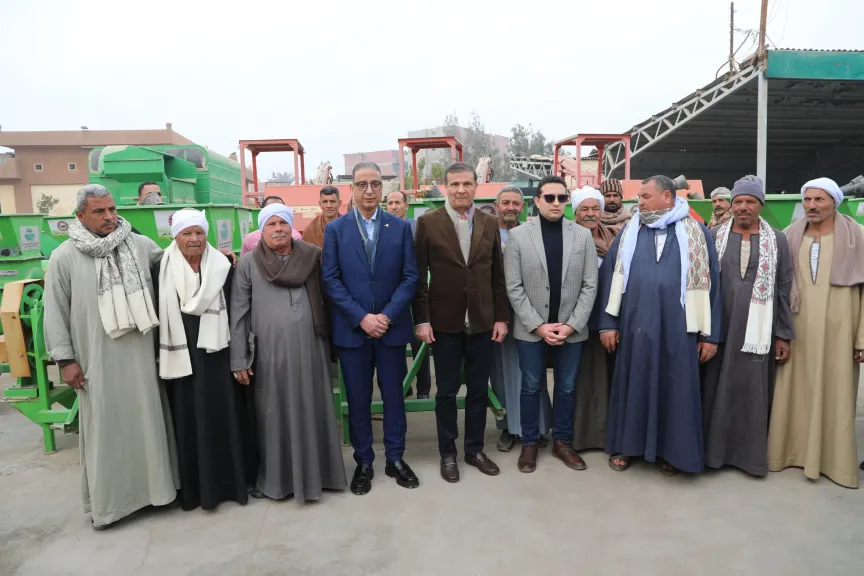كمنحٍ مجانية.. وزير الزراعة يوزع 15 ”فراطة ذرة” على صغار المزارعين بالفيوم
