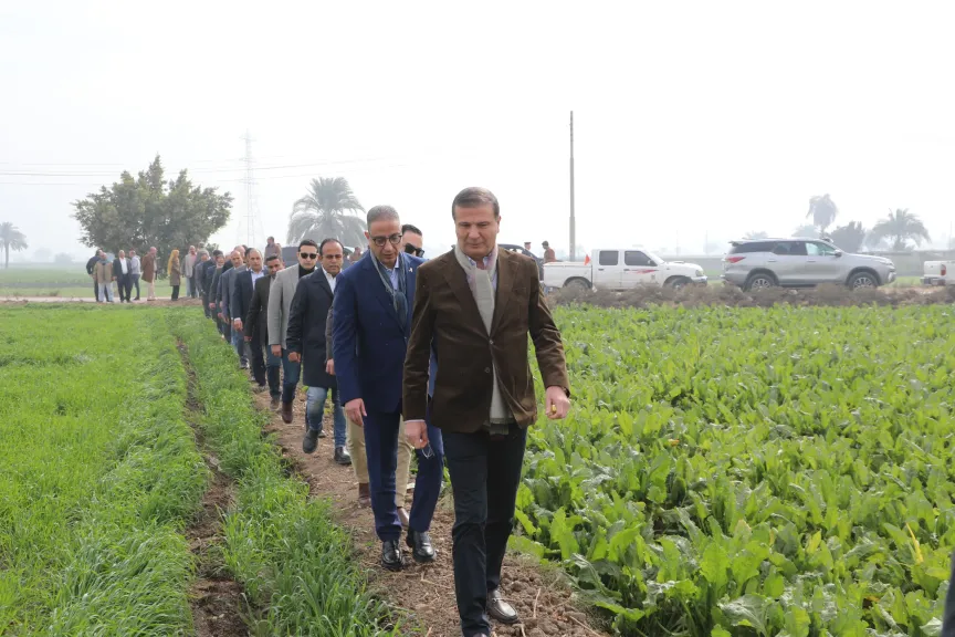 خلال جولته بالفيوم.. علاء فاروق وزير الزراعة يتفقد زراعات القمح بمركز إطسا: مصلحة المزارع في مقدمة أولويات الدولة